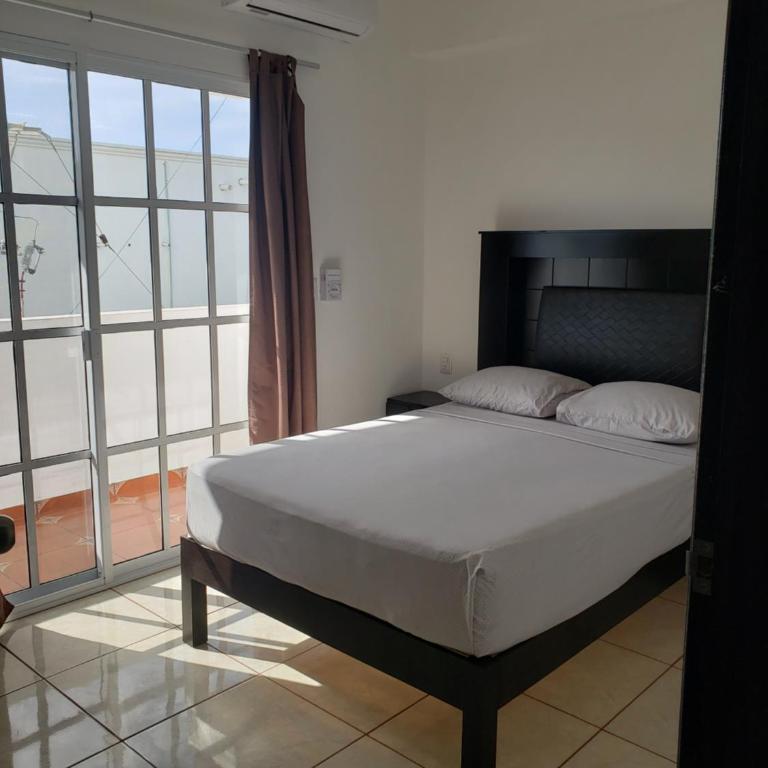 A una calle del ado 5ta avenida - Queen Room with Balcony - 9
