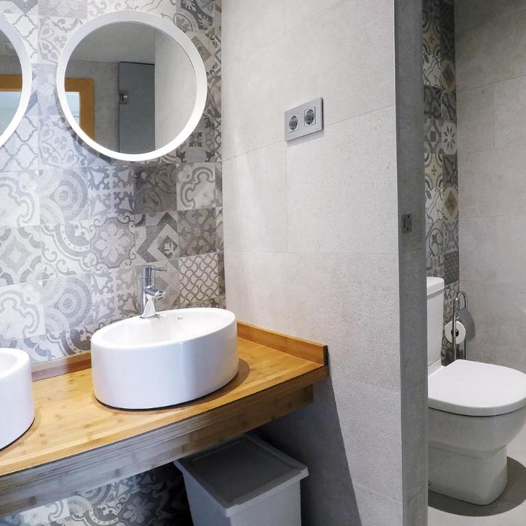 Meeting Point Hostels - Bed in 6-Bed Female Dormitory Room with Private Bathroom - 3