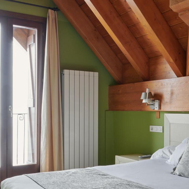 Apartahotel Tres Quiñones - Two-Bedroom Deluxe Apartment (7 Adults) - 3