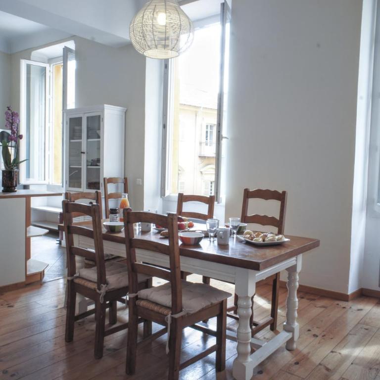 Ze Perfect Place - Spacieux appartement - Cours Saleya - 2 CHB - 2 SDB - AC - Two-Bedroom Apartment-no lift- 2nd floor - 6