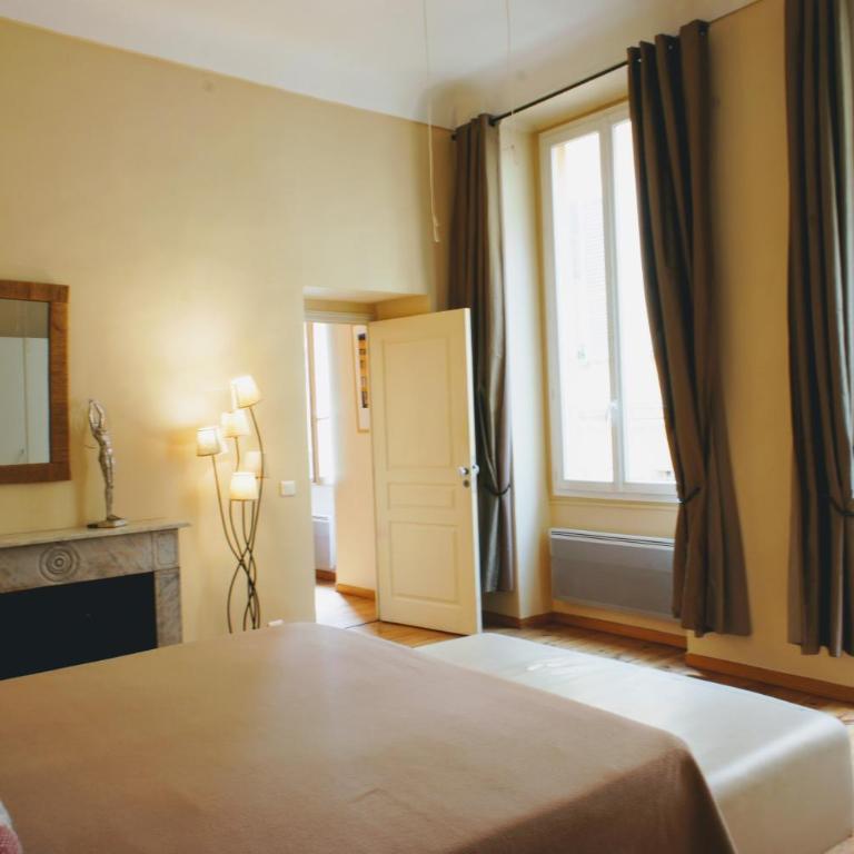 Ze Perfect Place - Spacieux appartement - Cours Saleya - 2 CHB - 2 SDB - AC - Two-Bedroom Apartment-no lift- 2nd floor - 4