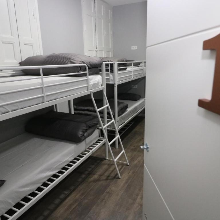 Madrid Downtown Hostel - Bed in 10-Bed Mixed Dormitory Room - 11