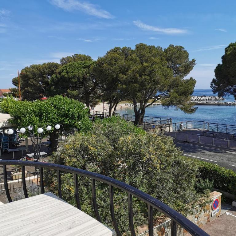 Logis Hôtel le Provencal Rest les Mûriers - Chambre avec Balcon et Vue sur Mer - 4
