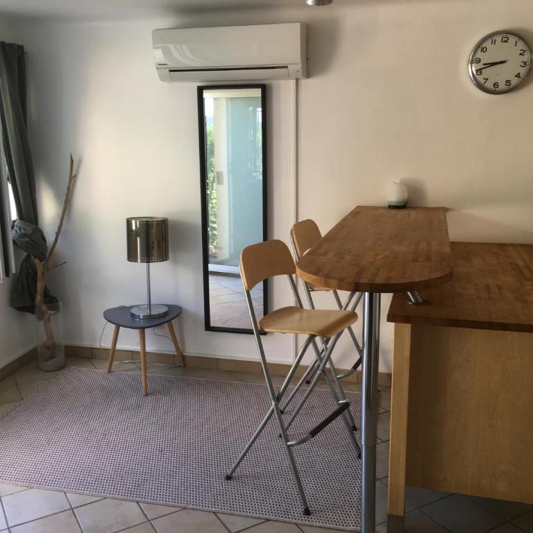 T2 de la Bastide Rouge vue exceptionnelle (180°) sur Aix domaine privé T2 indépendant de 37 m2 avec terrasse exposée plein sud Piscine 10 X 5 - Villa - 3