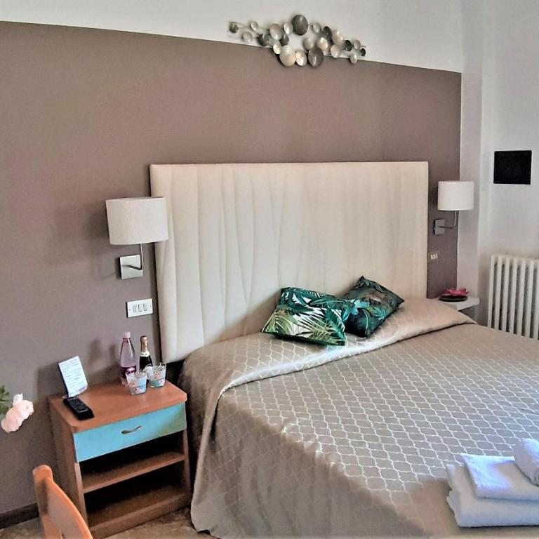 Hotel Eugenio - Camera Matrimoniale/Doppia con Letti Singoli con Bagno Privato - 3
