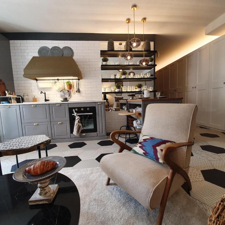 THE MIRROR GUESTHOUSE - TERME MERANO - Appartamento con 2 Camere da Letto - 2