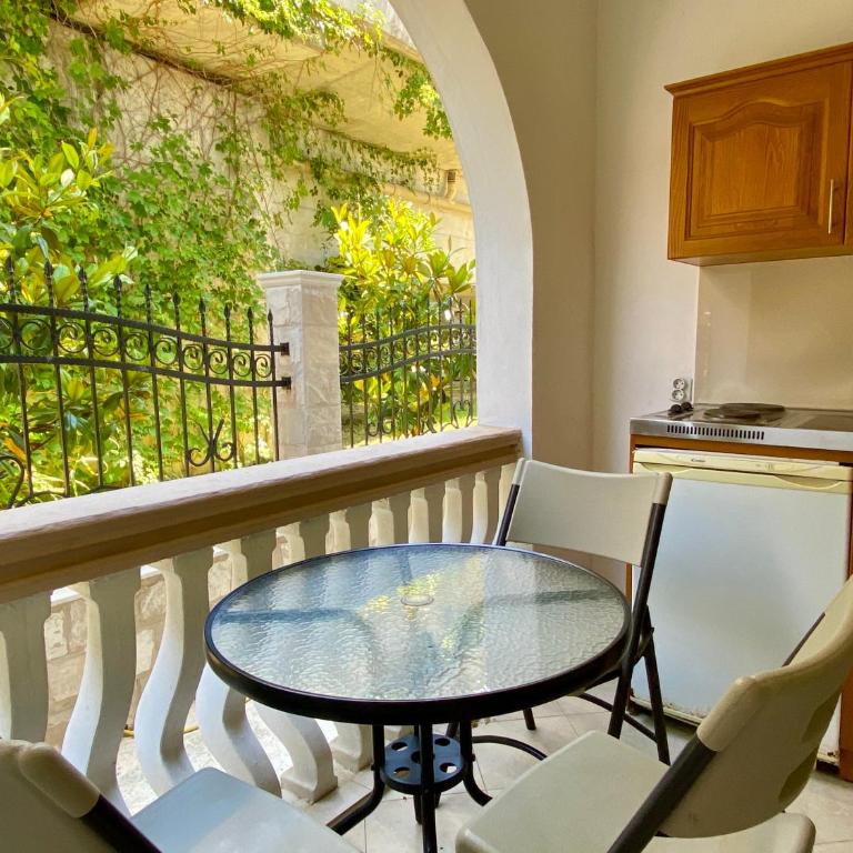 Blue Star Apartments - Studio with Balcony - 3