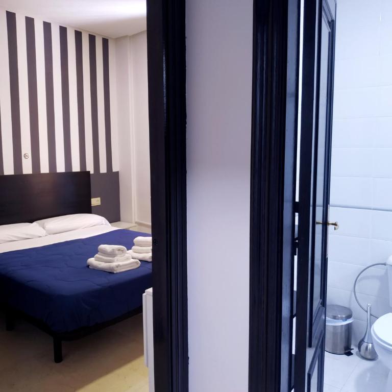 Flats Friends Plaza de la Reina - Small Double Room - 1