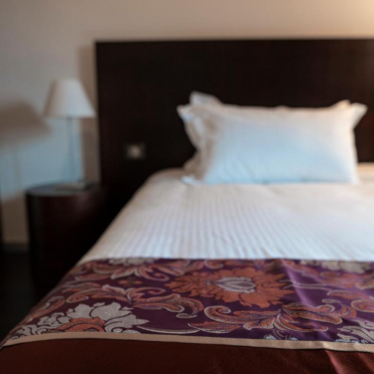 SWISS HOTEL LA COURONNE - Standard Zimmer mit Kingsize-Bett - 3