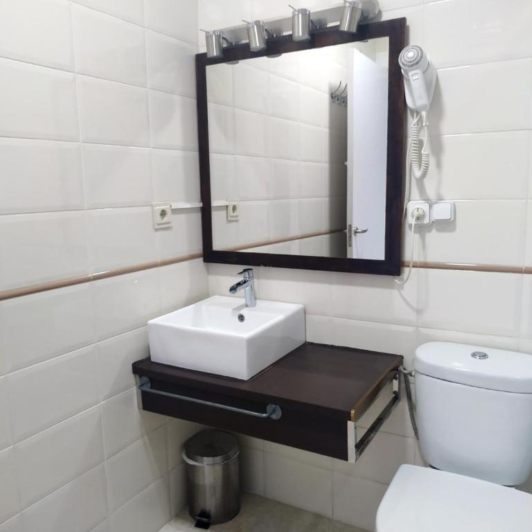 Flats Friends Plaza de la Reina - Twin Room with View - 3