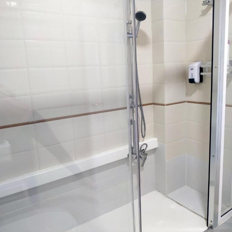 Flats Friends Plaza de la Reina - Twin Room with View - 4