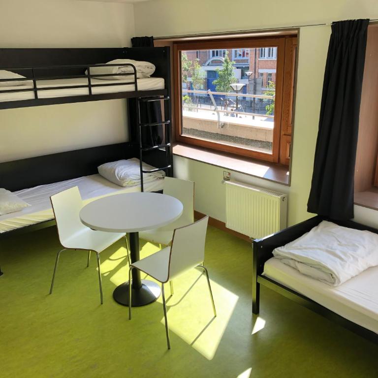 Auberge de Jeunesse HI Paris Yves Robert - Triple Room with Ensuite Shower – Shared Toilets - 4