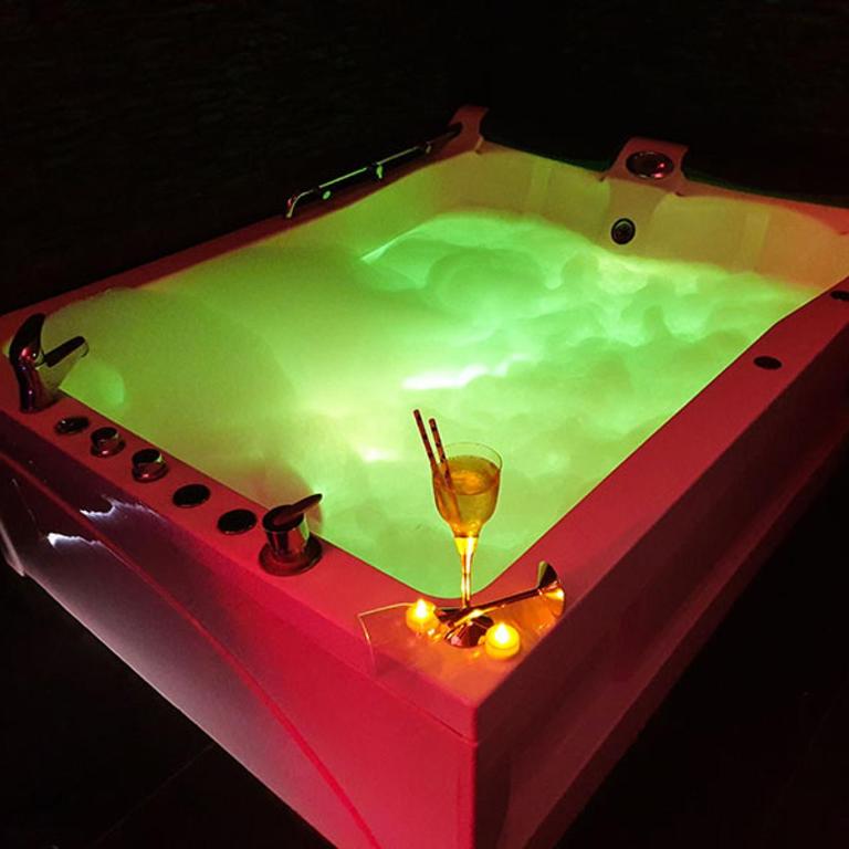 Spa Secret - Dvokrevetna Soba sa Bračnim Krevetom i Spa Kadom - 1