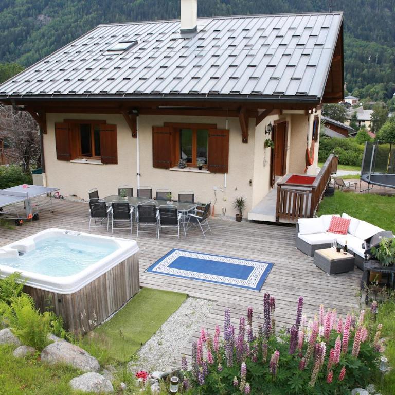 Chamonix Large Chalet, Sleeps 12, 200m2, 5 Bedroom, 4 Bathroom, Garden, Jacuzzi, Sauna - Chalet - 1