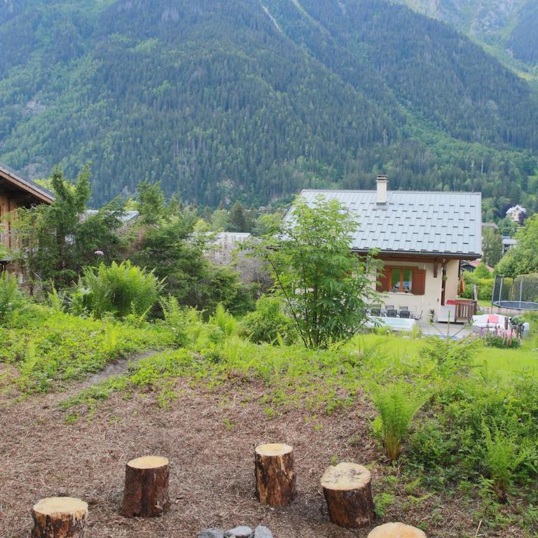 Chamonix Large Chalet, Sleeps 12, 200m2, 5 Bedroom, 4 Bathroom, Garden, Jacuzzi, Sauna - Chalet - 12