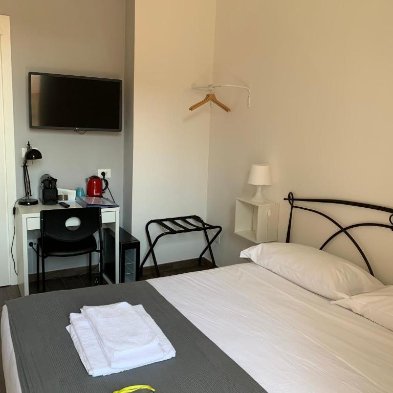 Mambo Suites - Single Room with Private Bathroom - 2