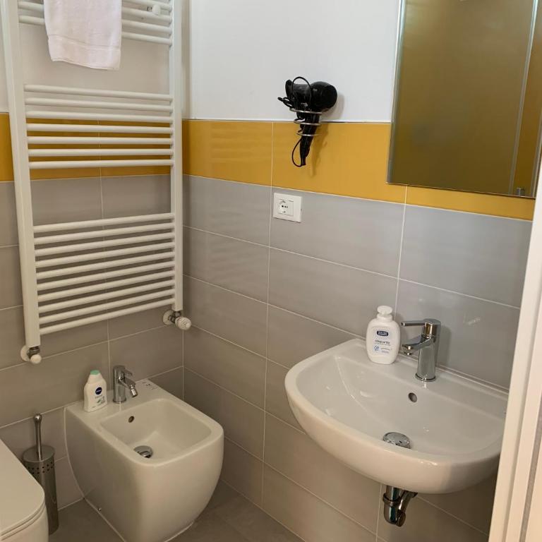 Mambo Suites - Single Room with Private Bathroom - 5