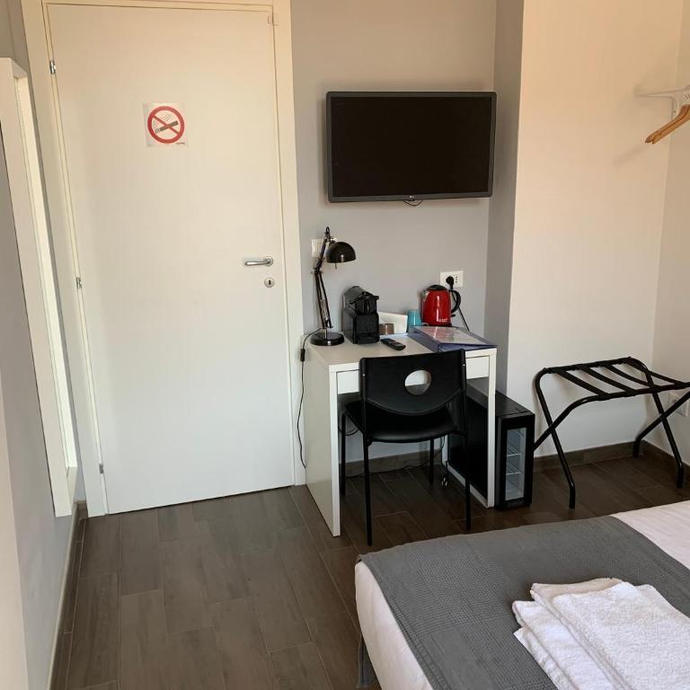 Mambo Suites - Single Room with Private Bathroom - 7
