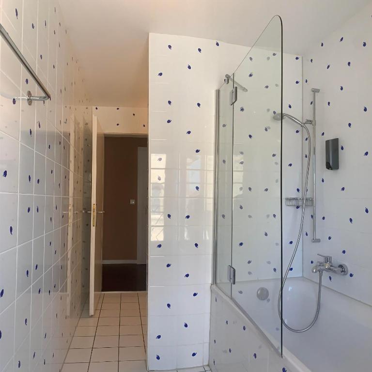 SWISS HOTEL LA COURONNE - Deluxe Doppelzimmer mit Bad - 6