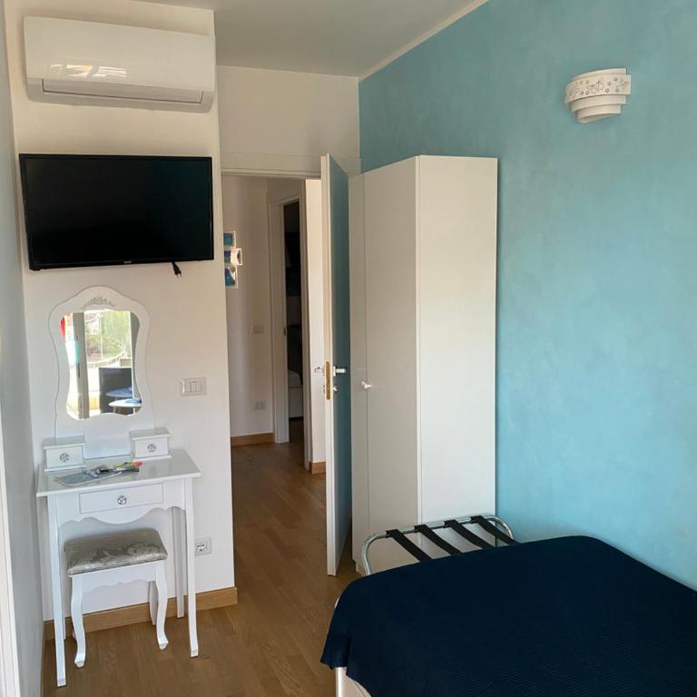Blue Sea Rooms Apartment Cagliari - Three-Bedroom Apartment - 12