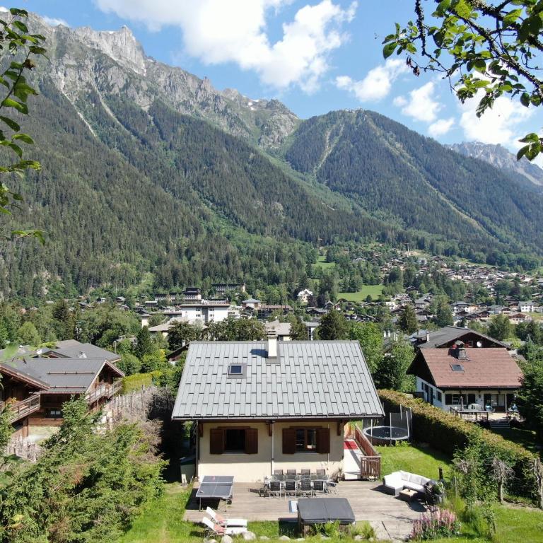 Chamonix Large Chalet, Sleeps 12, 200m2, 5 Bedroom, 4 Bathroom, Garden, Jacuzzi, Sauna - Chalet - 5
