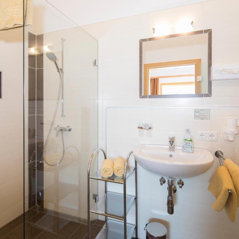 Hotel & Alpengasthof Pinzgerhof - Deluxe Dreibettzimmer mit Balkon - 5