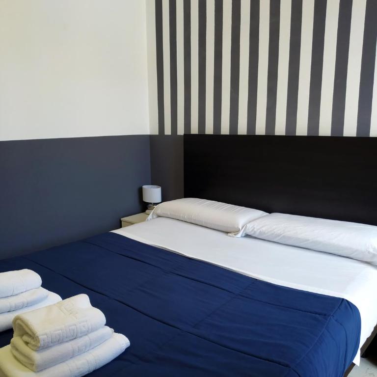 Flats Friends Plaza de la Reina - Small Double Room with views - 6