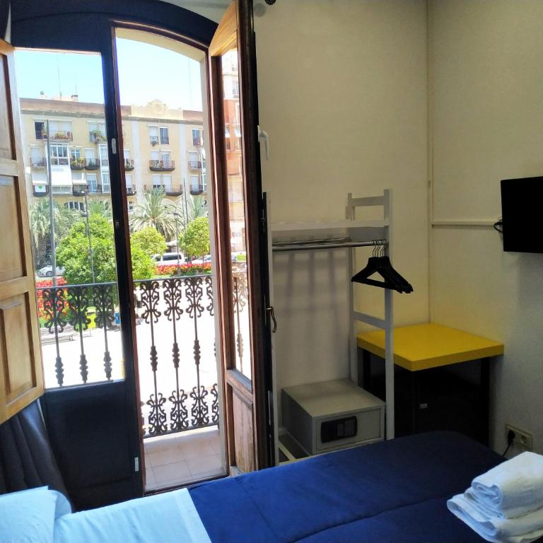 Flats Friends Plaza de la Reina - Small Double Room with views - 5