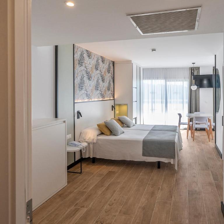 Medplaya Hotel Calypso - Habitación Familiar Superior (2 adultos + 2 niños) - 1