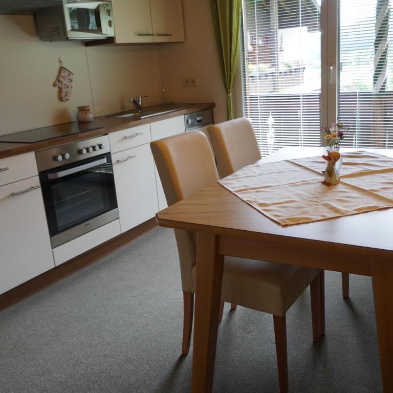 Pension & Ferienwohnung Sonnleiten - Apartment mit 2 Schlafzimmern, einem Balkon und Bergblick - 4