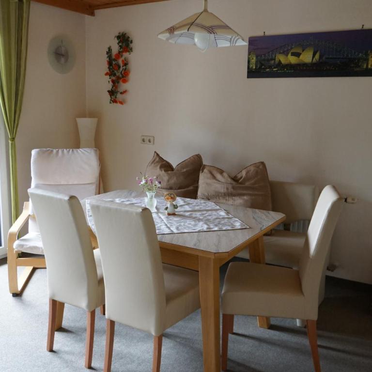 Pension & Ferienwohnung Sonnleiten - Apartment mit 2 Schlafzimmern, einem Balkon und Bergblick - 5