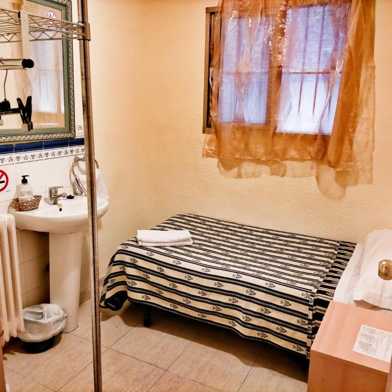 AB Pension Granada - Single Room with Shared Bathroom - 4