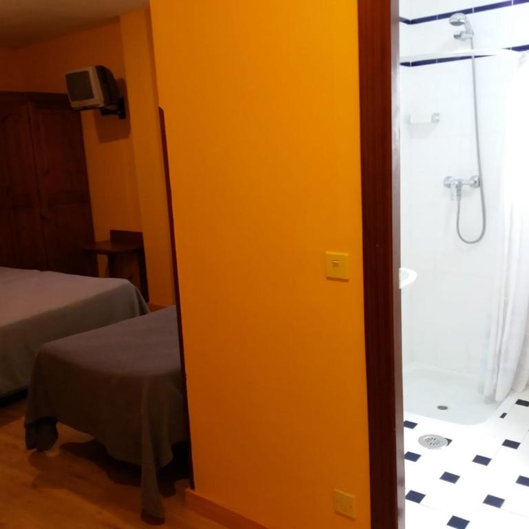 Pension Monteverde - Triple Room with Shower - 4