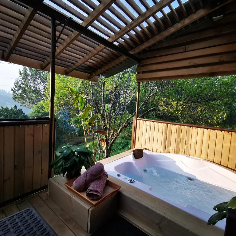 CABAÑAS MONTEVERDE - Guarne ANT - Suite con bañera de hidromasaje - 20