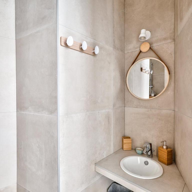 New Stunning 4 Bdrs Apt, With AC – Le Marais - Apartment - 12