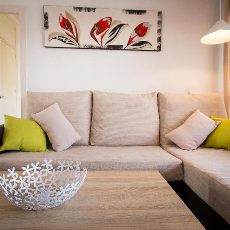 Holidays2Torremolinos Apartamento de 3 dormitorios con terraza y piscina comunitaria - Three-Bedroom Apartment - 3