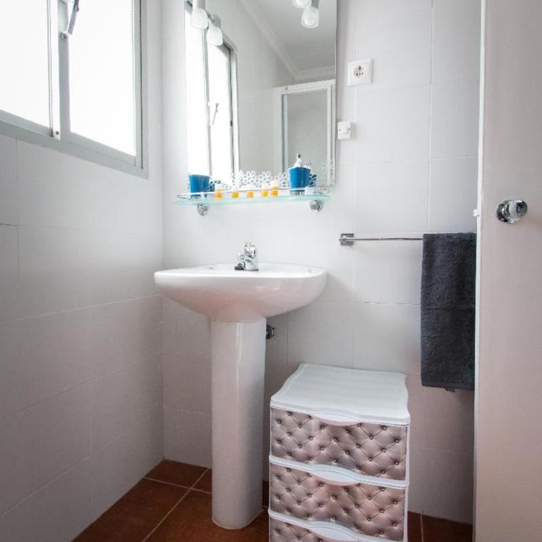 Holidays2Torremolinos Apartamento de 3 dormitorios con terraza y piscina comunitaria - Three-Bedroom Apartment - 5