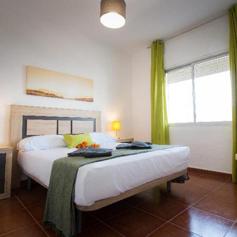 Holidays2Torremolinos Apartamento de 3 dormitorios con terraza y piscina comunitaria - Three-Bedroom Apartment - 6