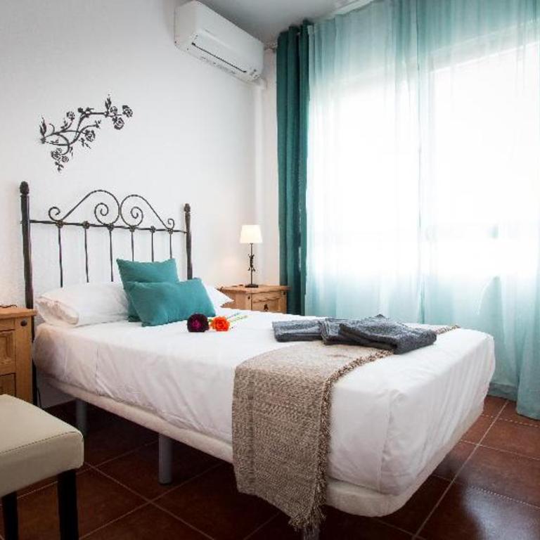 Holidays2Torremolinos Apartamento de 3 dormitorios con terraza y piscina comunitaria - Three-Bedroom Apartment - 8