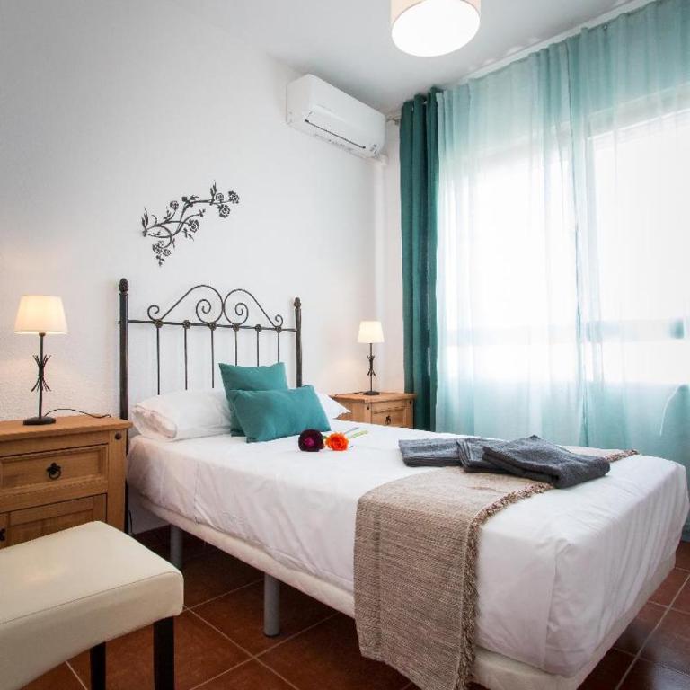 Holidays2Torremolinos Apartamento de 3 dormitorios con terraza y piscina comunitaria - Three-Bedroom Apartment - 9