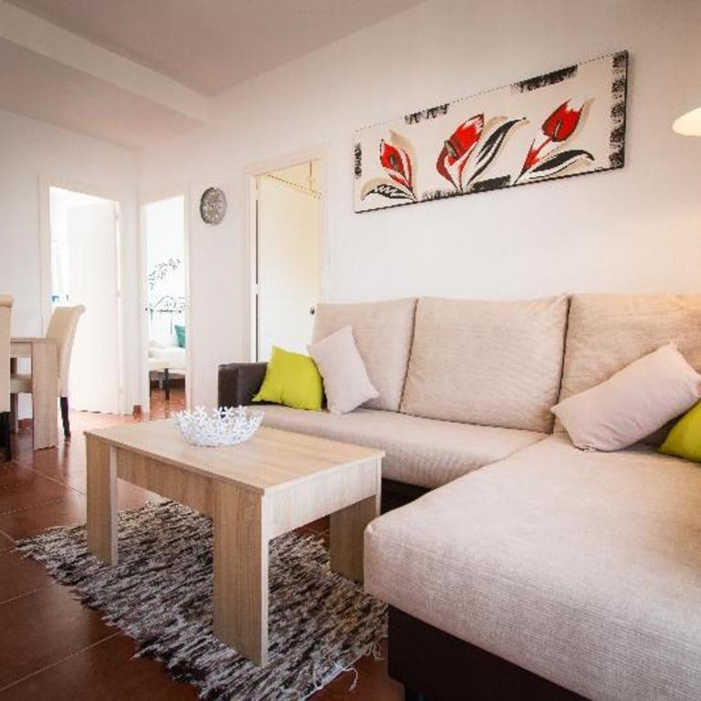Holidays2Torremolinos Apartamento de 3 dormitorios con terraza y piscina comunitaria - Three-Bedroom Apartment - 10