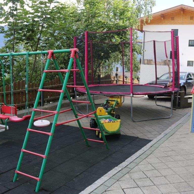 Landhaus Katharina bis 5 Personen mit Saunachalet und Blick auf die Bergwelt des Zillertals - Apartment mit Blick auf die Berge - 23