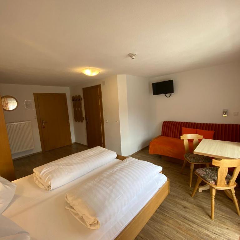 Landhaus Staudacher - Dreibettzimmer - 2