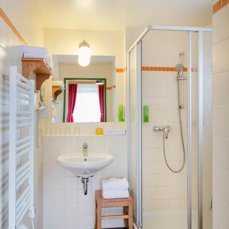 JUFA Hotel Tieschen - Familienzimmer mit 2 Schlafzimmern - 3