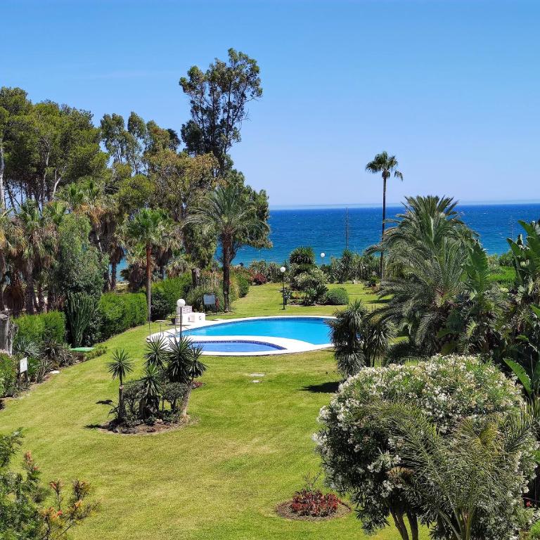 Spacious Beachfront Town House in Estepona with Fully Equipped Kitchen, Pools, Garden, Sea View - Casa de 3 dormitorios - 1