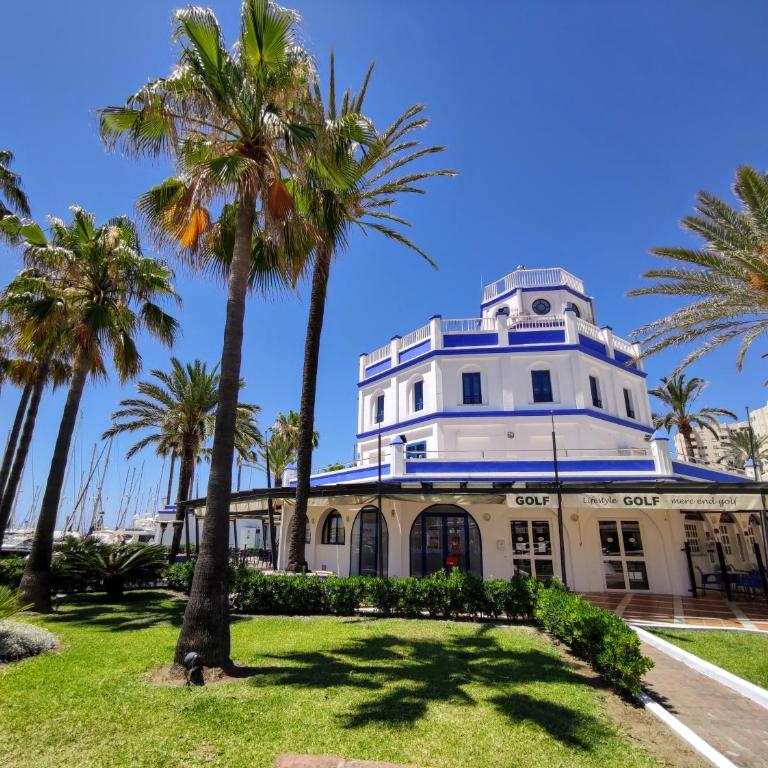 Spacious Beachfront Town House in Estepona with Fully Equipped Kitchen, Pools, Garden, Sea View - Casa de 3 dormitorios - 29