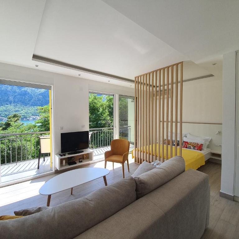 Viola lux apartments - Studio with Balcony - 3