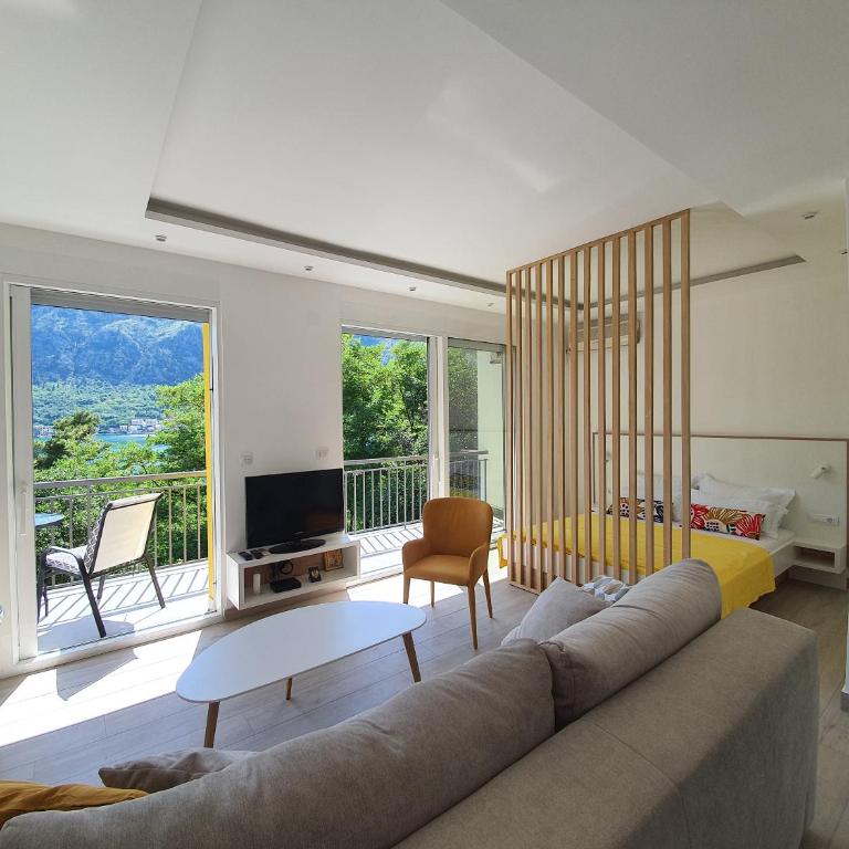 Viola lux apartments - Studio with Balcony - 4