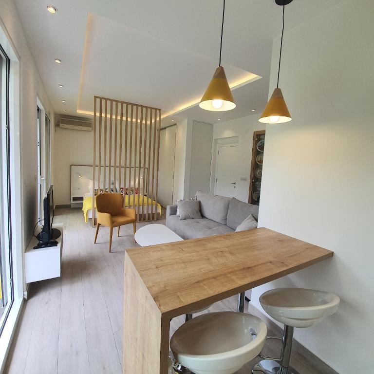 Viola lux apartments - Studio with Balcony - 7