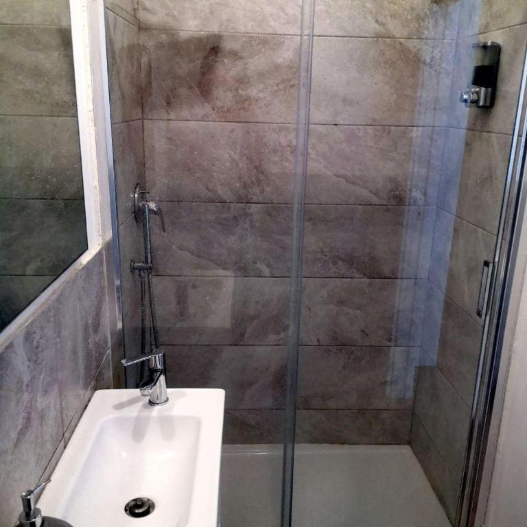 CAMERA e BAGNO PRIVATO a 3 minuti dalla Stazione - Double Room - 5